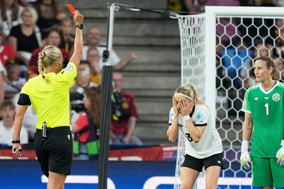 Kathrin Hendrich sieht die Rote Karte