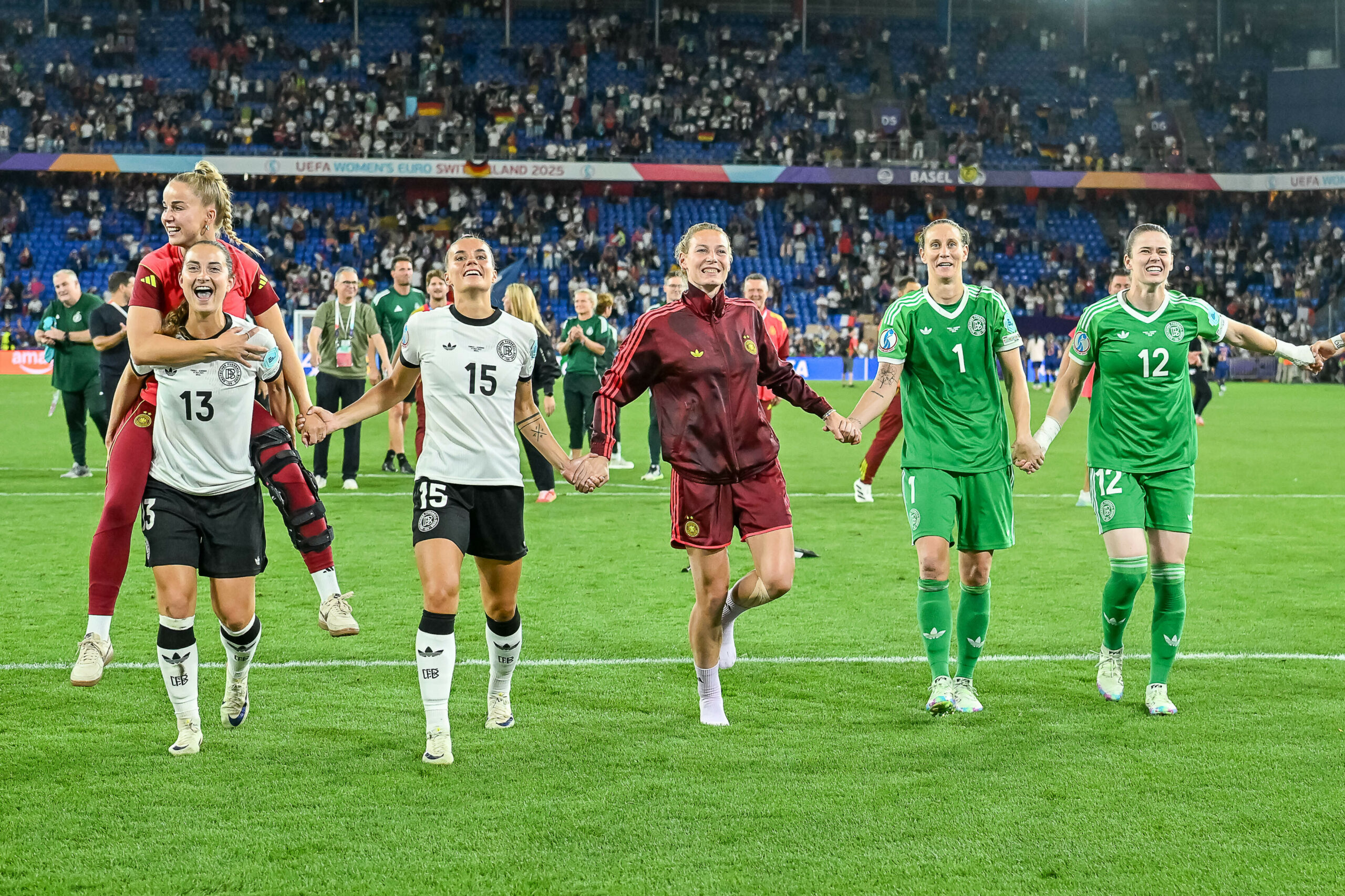 Die DFB-Frauen lassen sich vom Publikum in Basel feiern