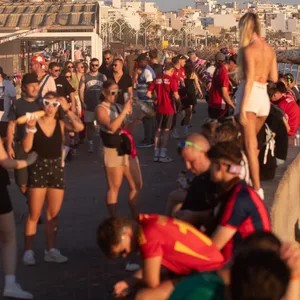 Menschen stehen und Sitze auf der Strandpromenade