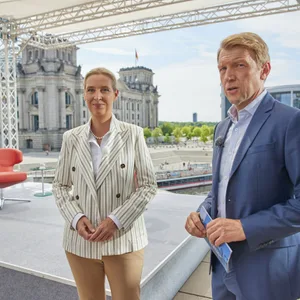 AfD-Chefin Alice Weidel mit ARD-Moderator Markus Preiß beim „Sommerinterview“.