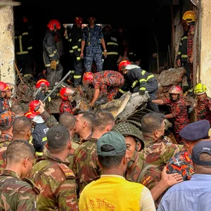 Nach dem Absturz eines Militärflugzeugs auf eine Schule in Bangladesch suchen Rettungskräfte nach Verletzten.