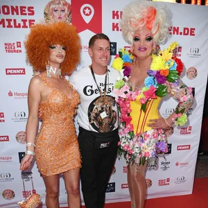 Olivia Jones (r.) mit Micaela Schäfer und Calvin Kleinen