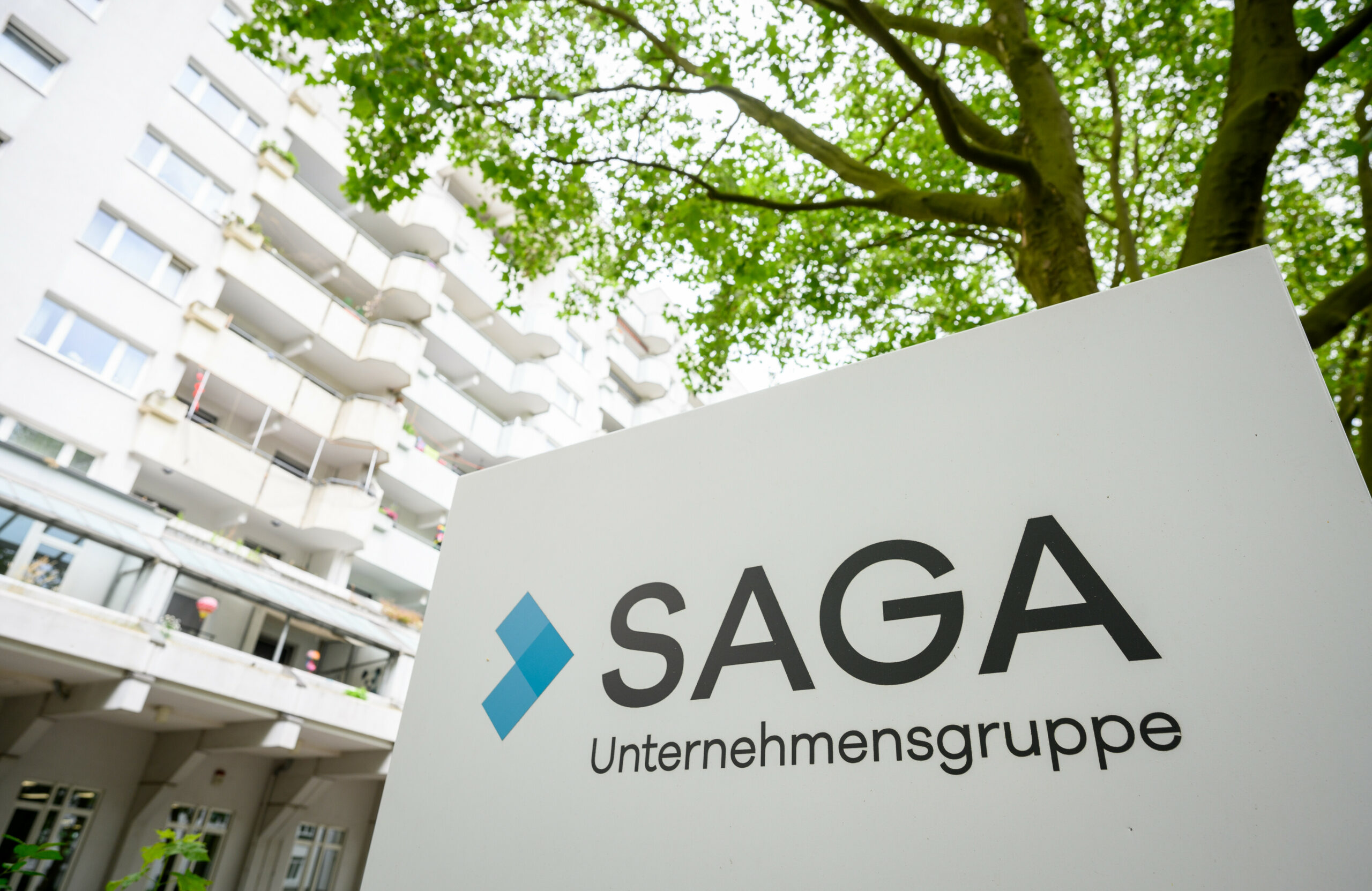 Das Logo der SAGA ist an der Geschäftsstelle Eimsbüttel zu sehen.
