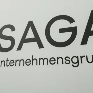 Das Logo der SAGA ist an der Geschäftsstelle Eimsbüttel zu sehen.