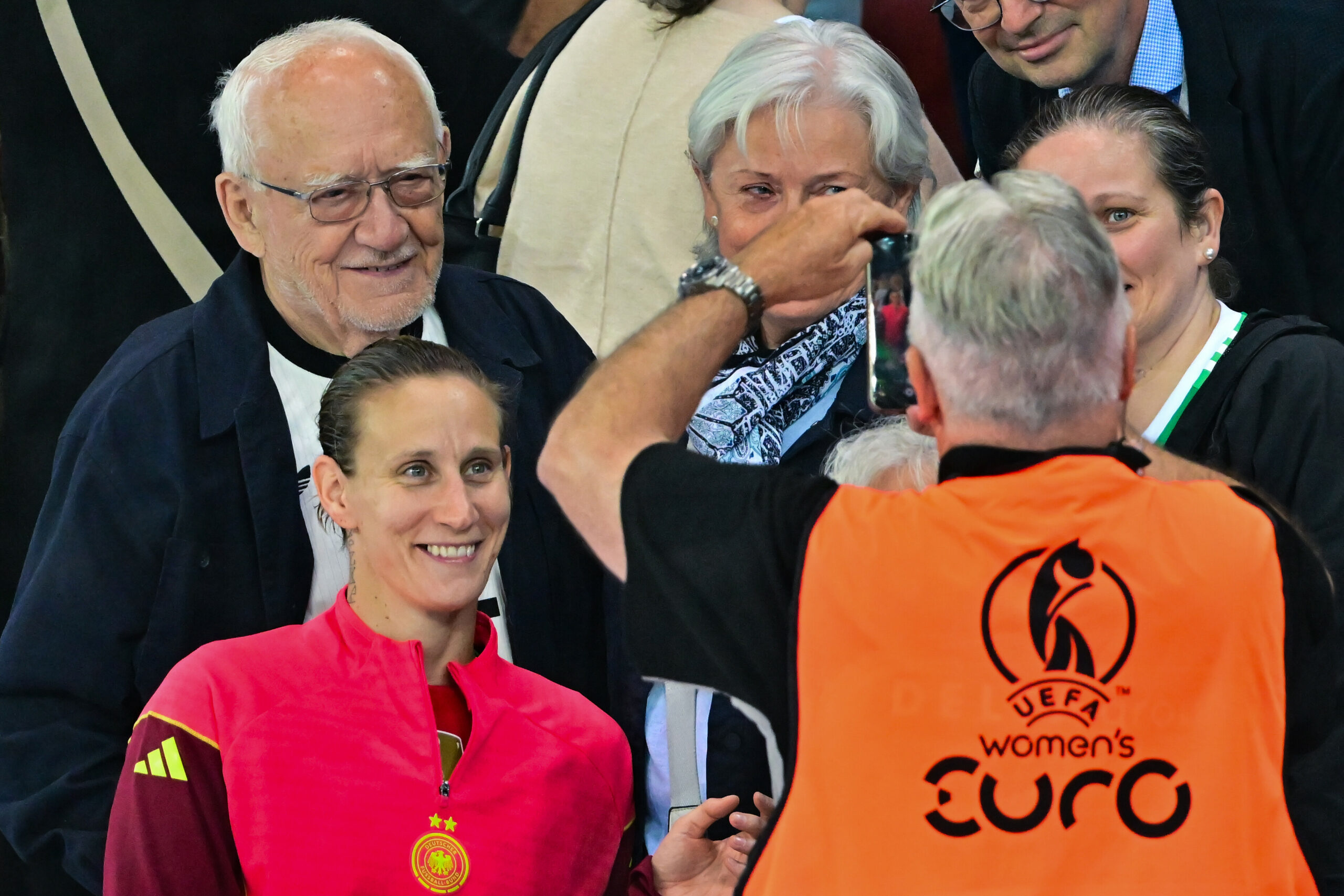 Ann-Katrin Berger mit Opa Herbert beim EM-Halbfinale