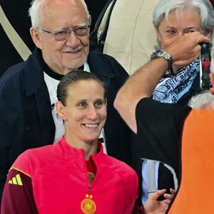 Ann-Katrin Berger mit Opa Herbert beim EM-Halbfinale