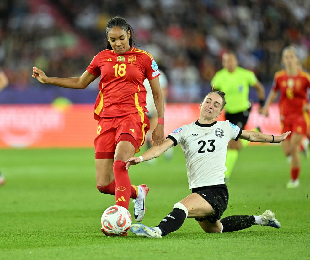 Sophia Kleinherne grätscht gegen Salma Paralluelo