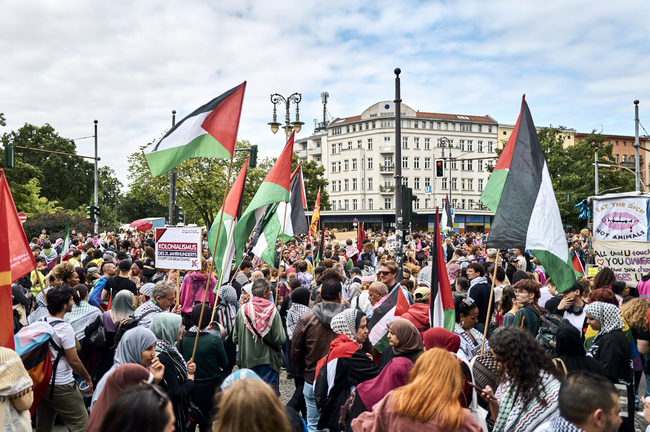 Demo mit Palästina-Fahnen