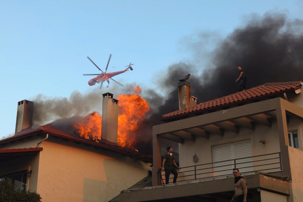 Ein Hubschrauber fliegt über einem