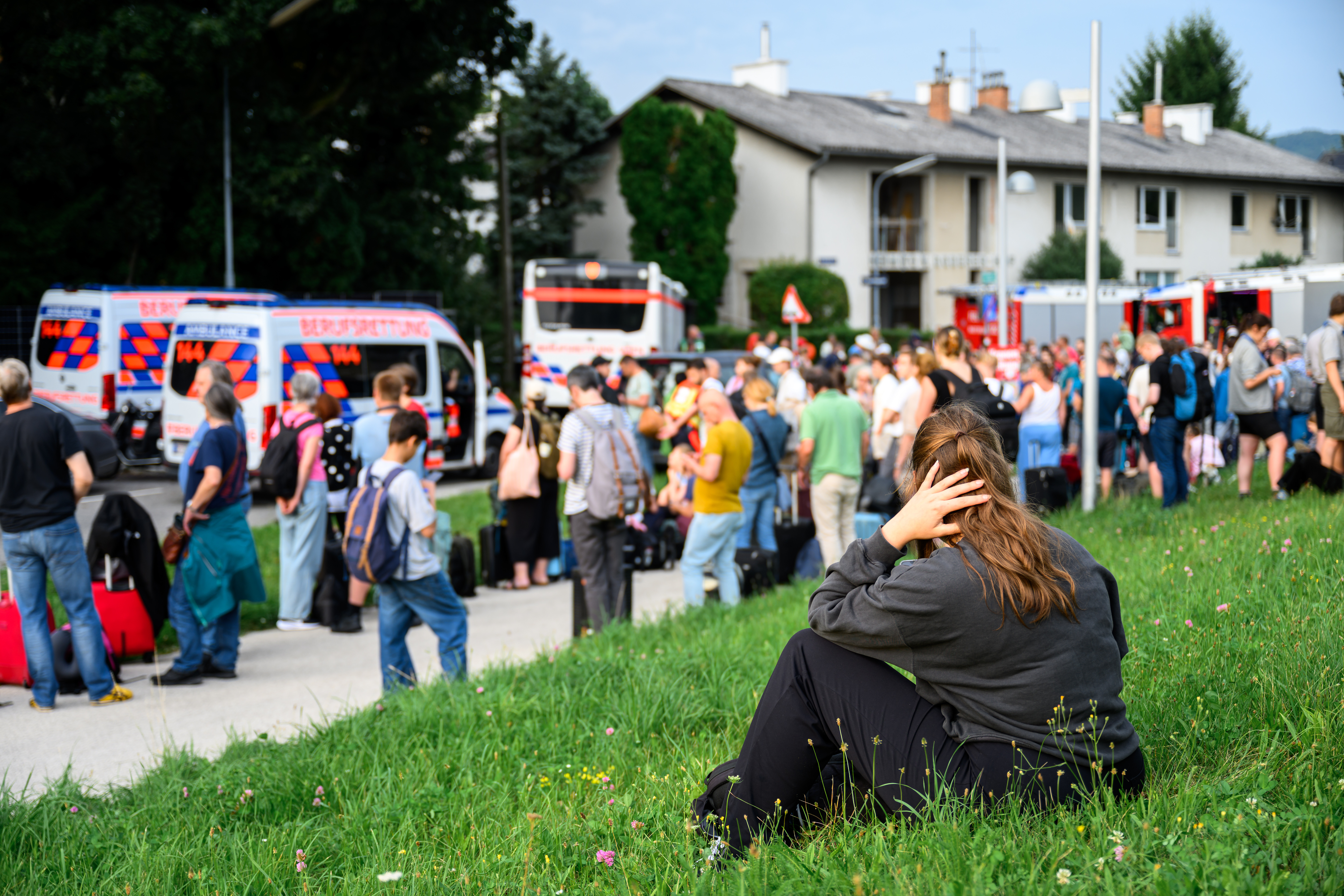 Menschen mit Rettungskräften