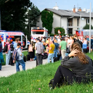 Menschen mit Rettungskräften