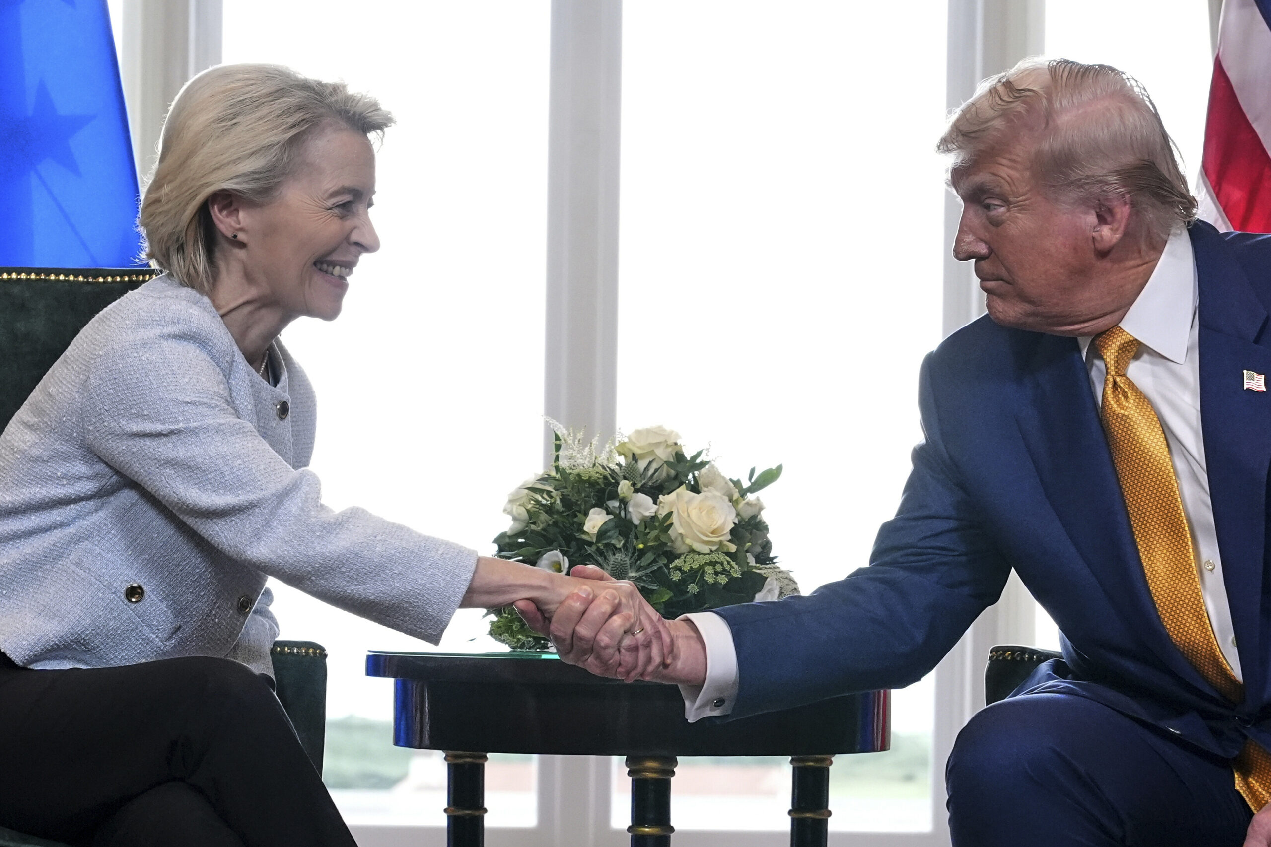 Ursula von der Leyen und Donald Trump geben sich die Hand.