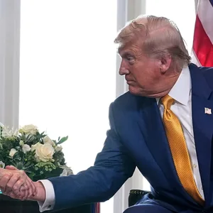 Ursula von der Leyen und Donald Trump geben sich die Hand.