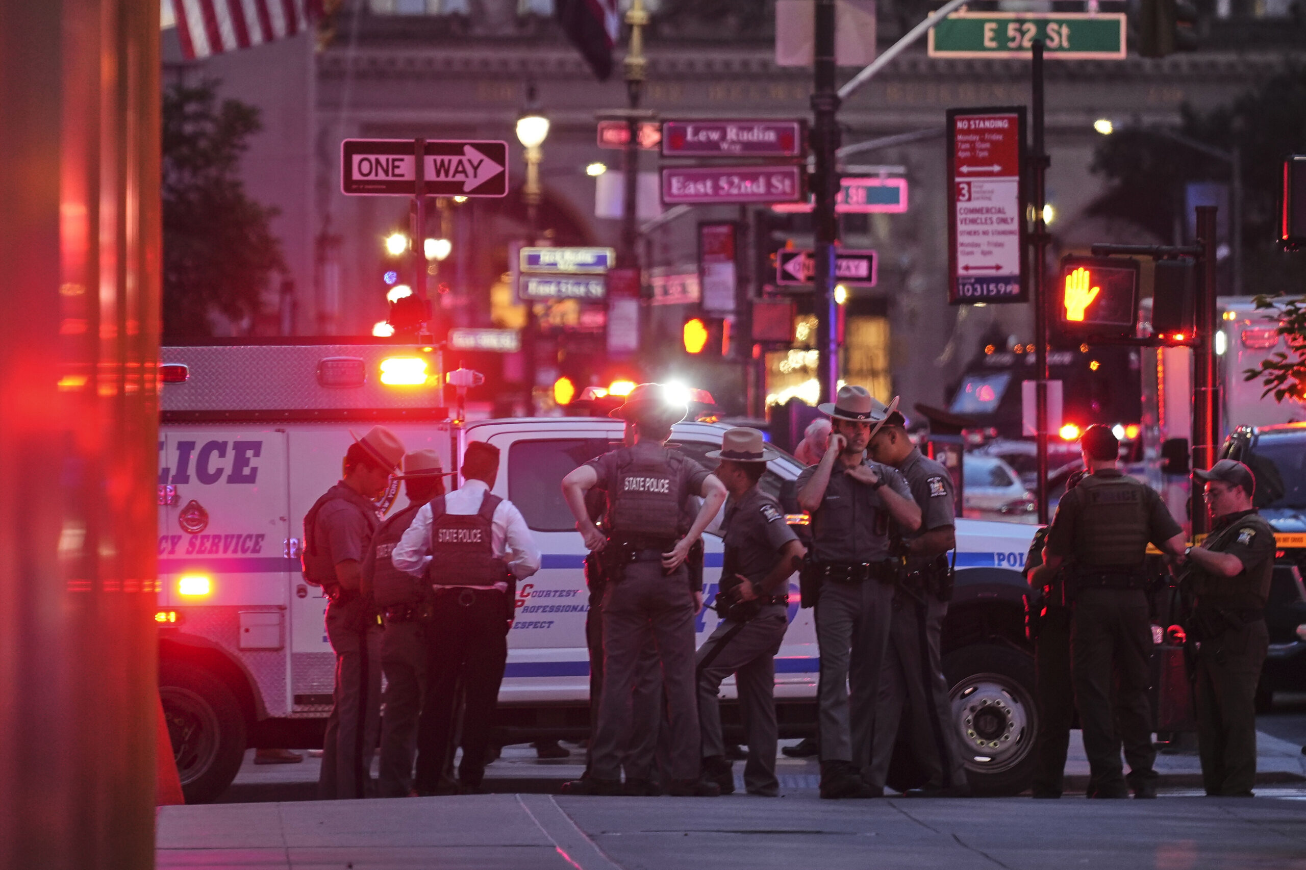 Polizeibeamte stehen vor dem Gebäude in Manhattan in dem ein Mann vier Menschen erschossen hat.