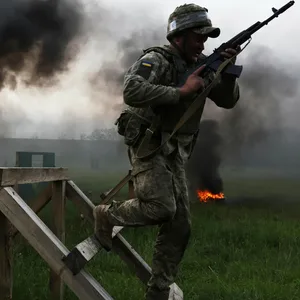 Soldat springt über brennende Hürde