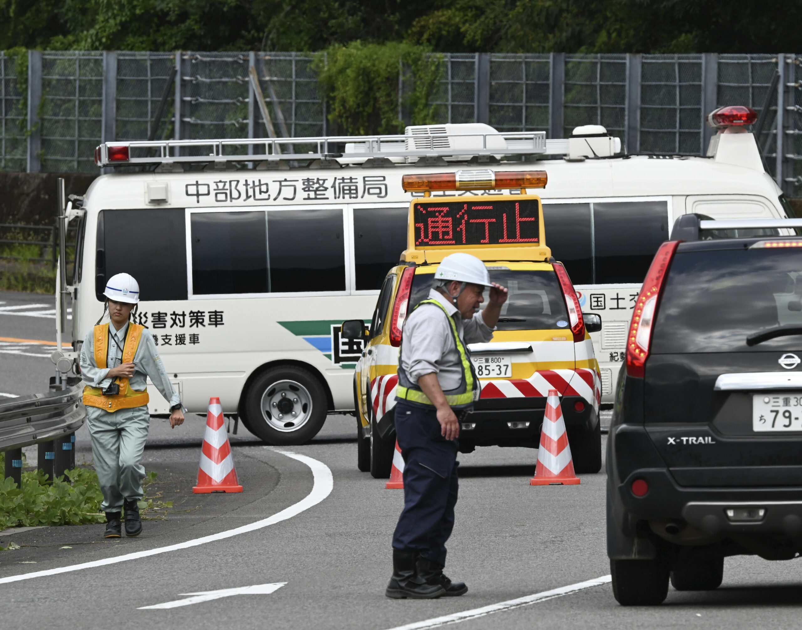 Polizeiautos mit japanischen Schriftzeichen