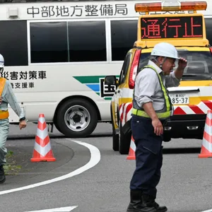 Polizeiautos mit japanischen Schriftzeichen