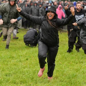 Metalfans laufen nach der Öffnung des sogenannten «Infield» vor die beiden Hauptbühnen auf dem Festivalgelände des Wacken Open Airs.