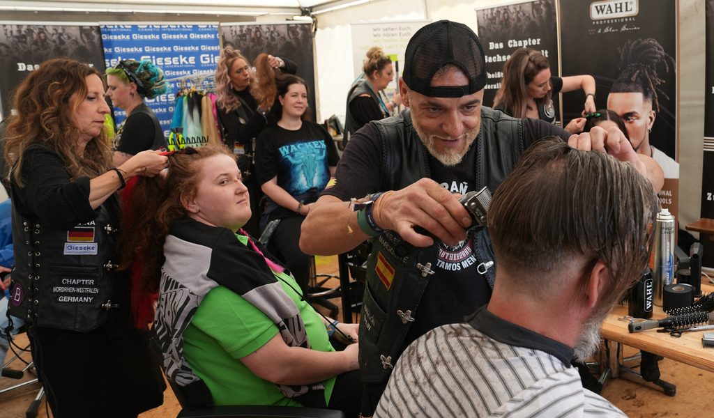 Einmal-durchk-mmen-und-trockenpusten-Haarschnitt-f-r-Metalheads-in-Wacken