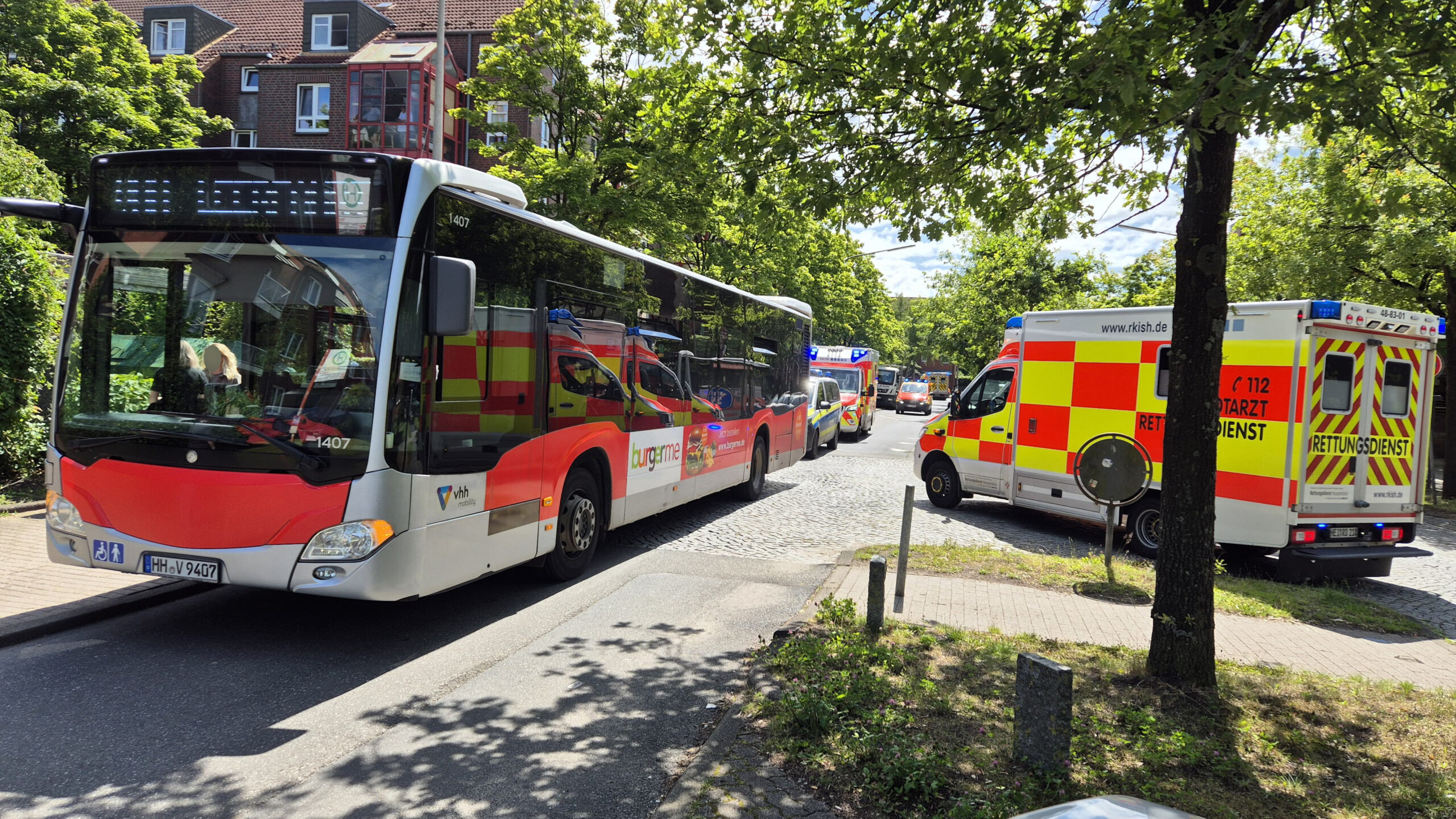 Bei der Vollbremsung eines Busses sind mehrere Fahrgäste gestürzt und verletzt worden