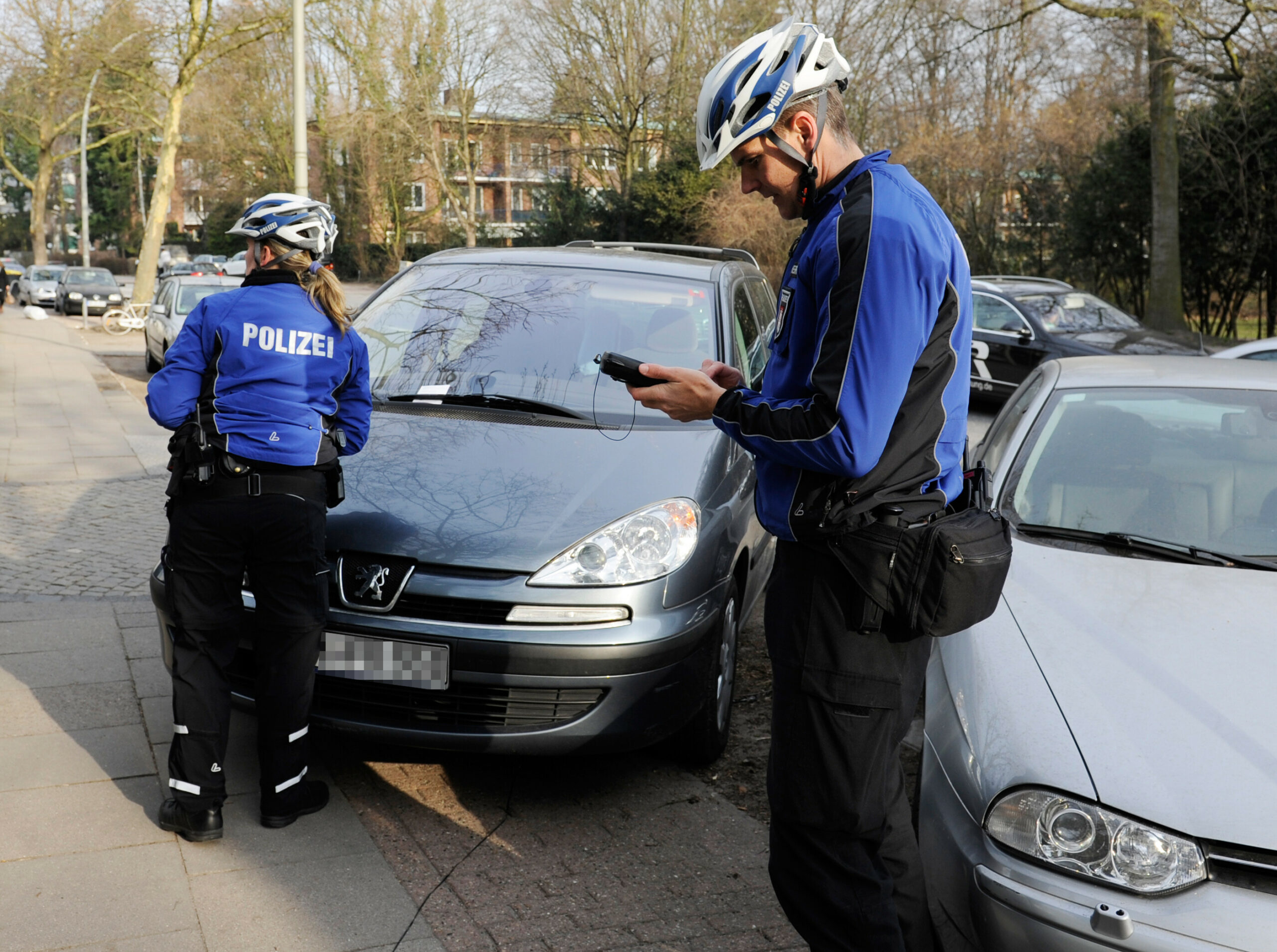 Verkehrskontollen in Hamburg – 1177 Falschparker abgezettelt