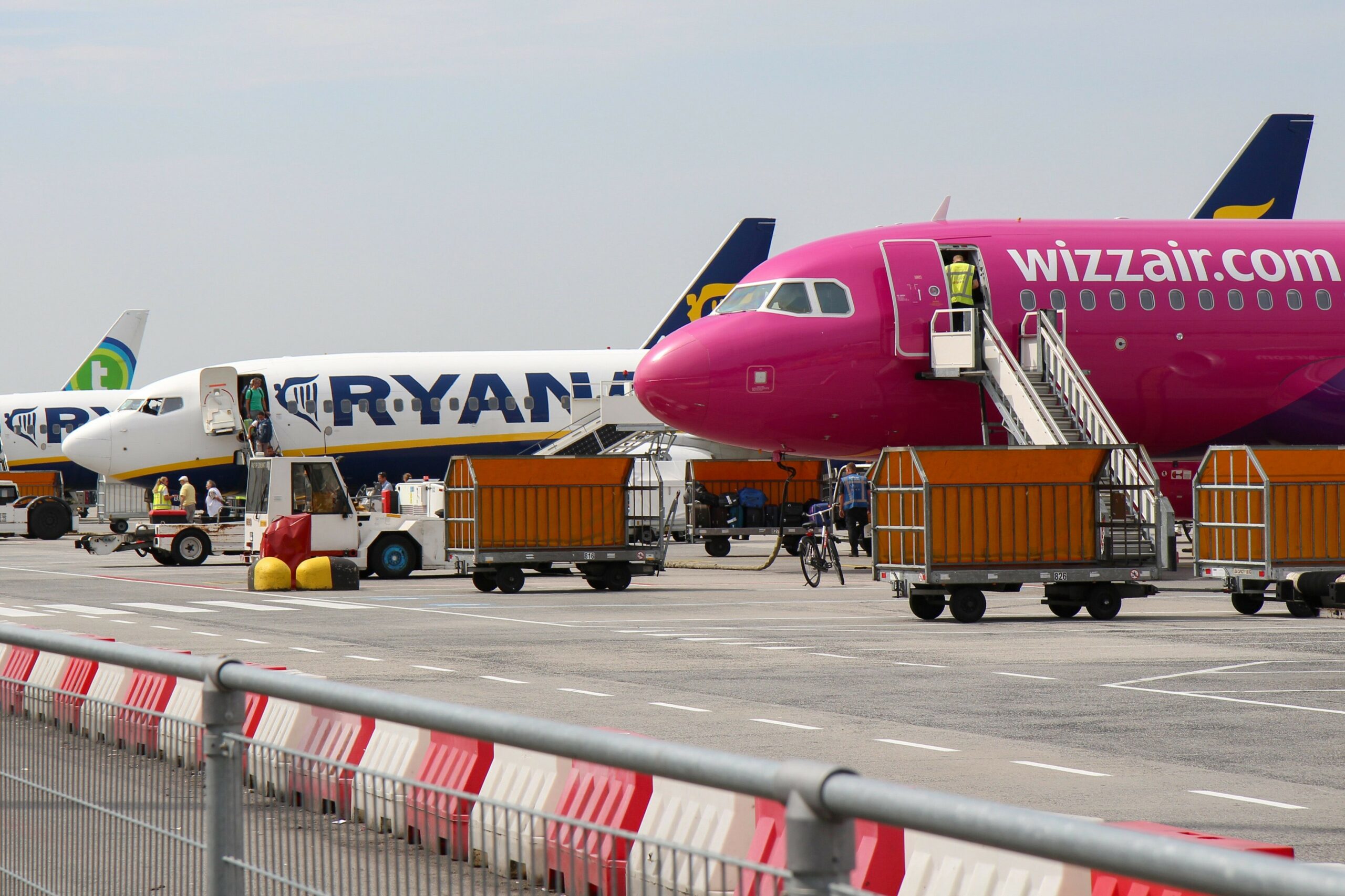 Flugzeuge von Wizz Air und Ryanair stehen an einem Flughafen.