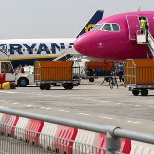Flugzeuge von Wizz Air und Ryanair stehen an einem Flughafen.