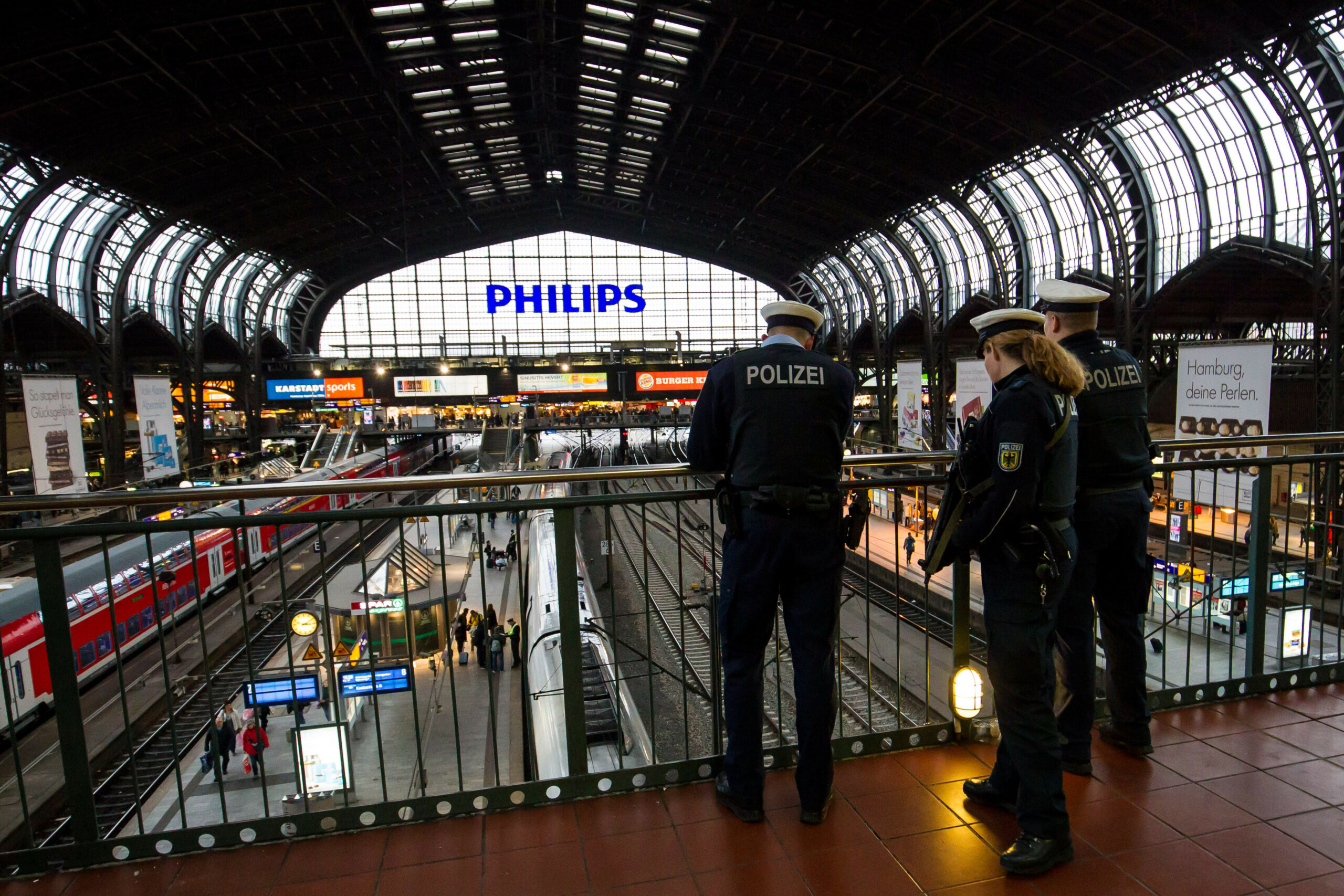 Mann fragt Bundespolizisten im Hauptbahnhof zu Einzelheiten des Waffenverbot. Er selbst hatte einiges verbotene Waffen dabei