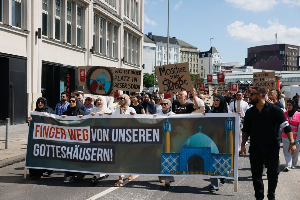 „Finger weg von unseren Gotteshäusern“ steht auf einem großen Transparent.