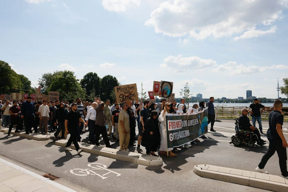 Der Demonstrationszug hat den Schwanenwik erreicht.