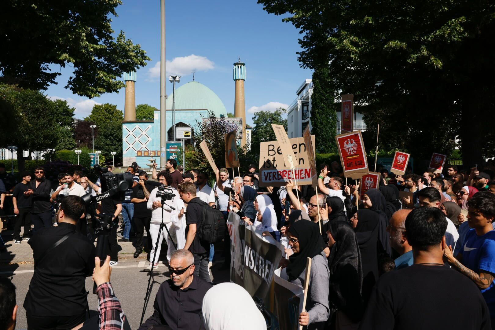 Demonstrantenzug vor der Blauen Moschee