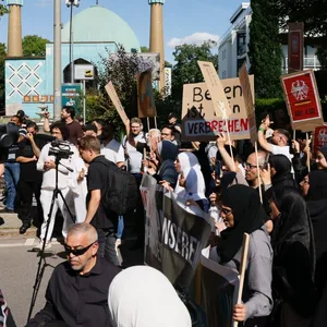 Demonstrantenzug vor der Blauen Moschee