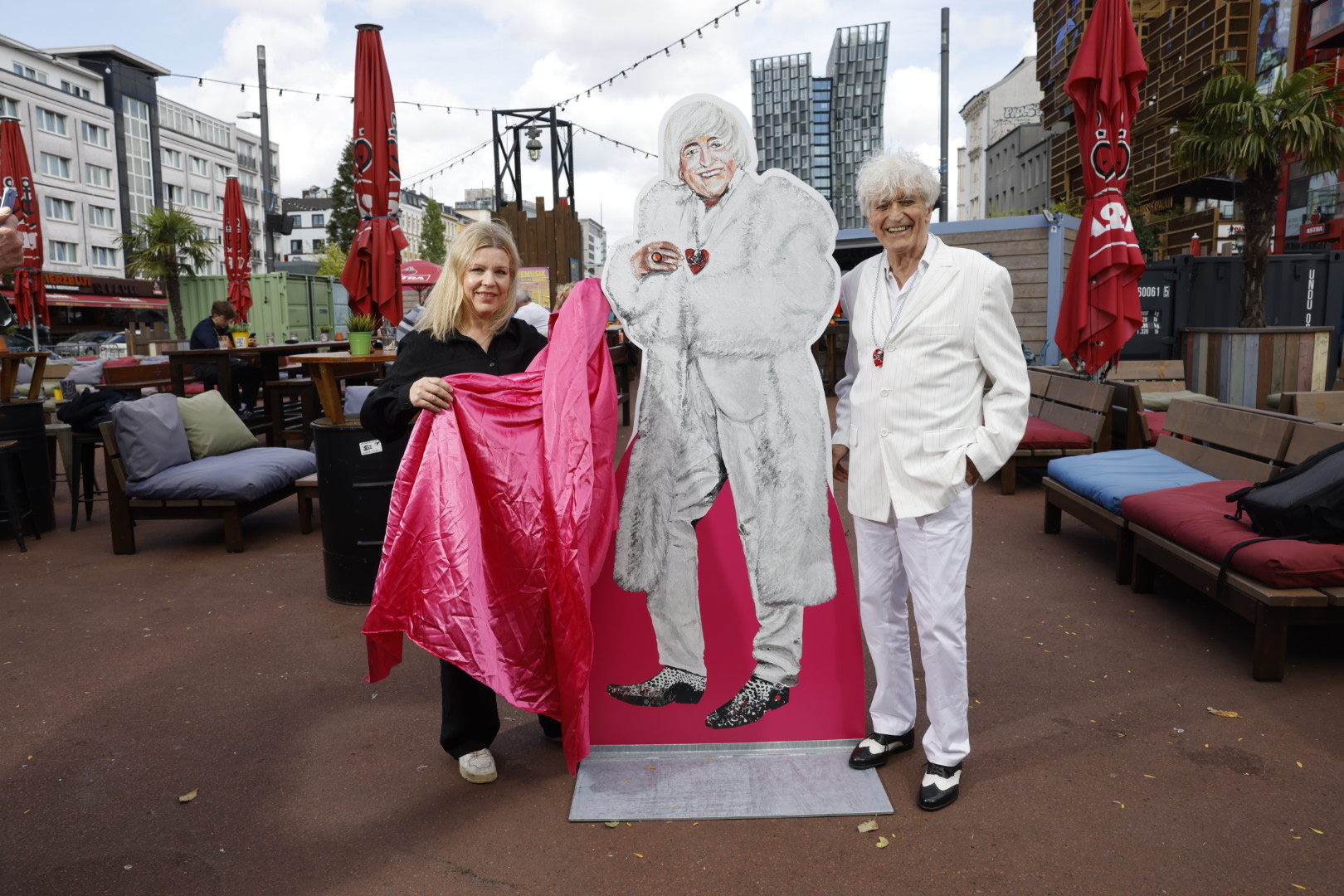 „The White Dandy“ Götz Barner und Künstlerin Astrid Stöfhas mit der neuen „Art Walk“-Figur auf dem Spielbudenplatz.