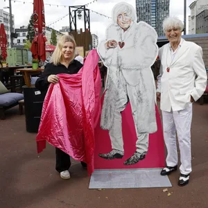 „The White Dandy“ Götz Barner und Künstlerin Astrid Stöfhas mit der neuen „Art Walk“-Figur auf dem Spielbudenplatz.