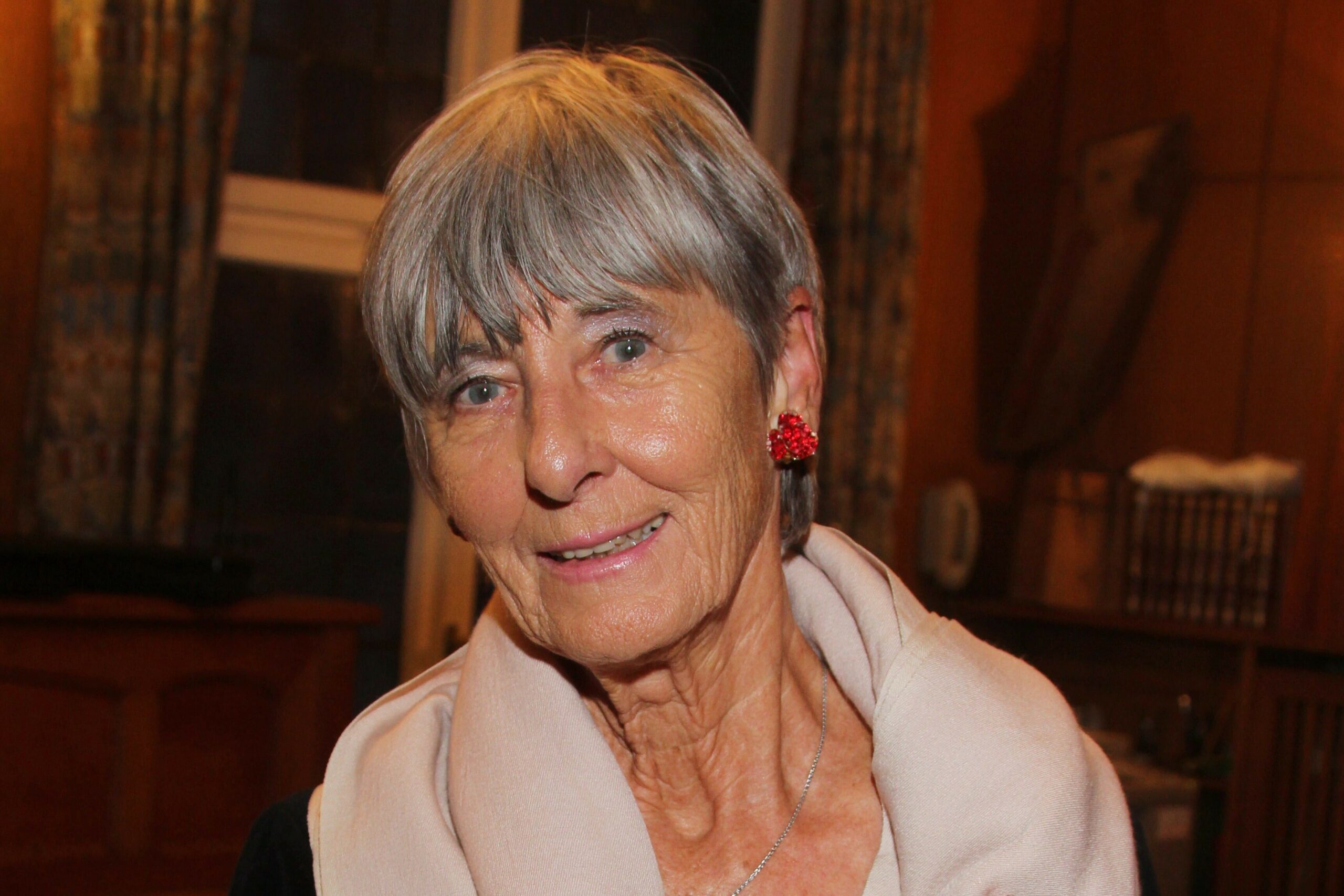 Doris Gercke mit hellrosa Schal und roten Ohrringen.