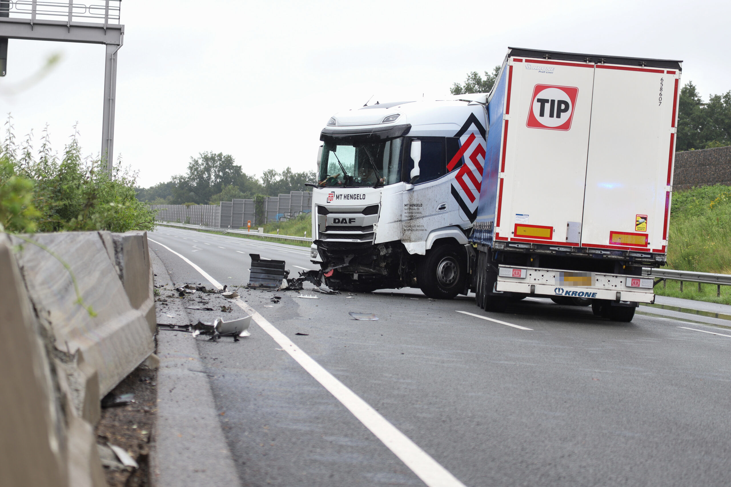 Der Fahrer des Lkw war auf der linken Seite in die Begrenzung gekracht und hatte sich dann mit seinem Sattelzug quer gestellt.