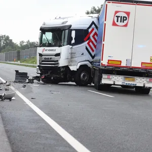 Der Fahrer des Lkw war auf der linken Seite in die Begrenzung gekracht und hatte sich dann mit seinem Sattelzug quer gestellt.