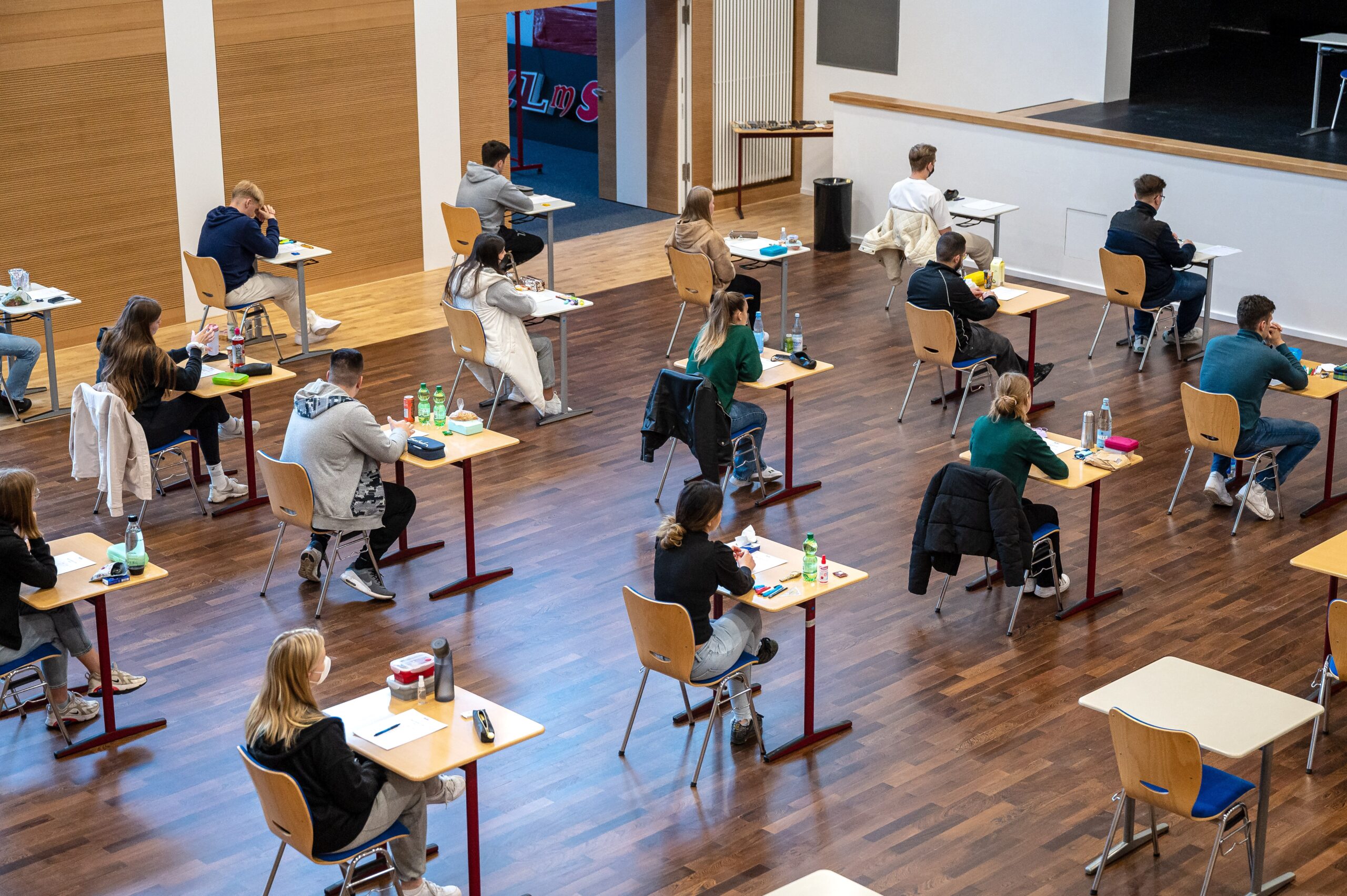 Schüler eines Gymnasiums sitzen vor Beginn ihrer schriftlichen Prüfung im Fach Geschichte an ihren Plätzen.