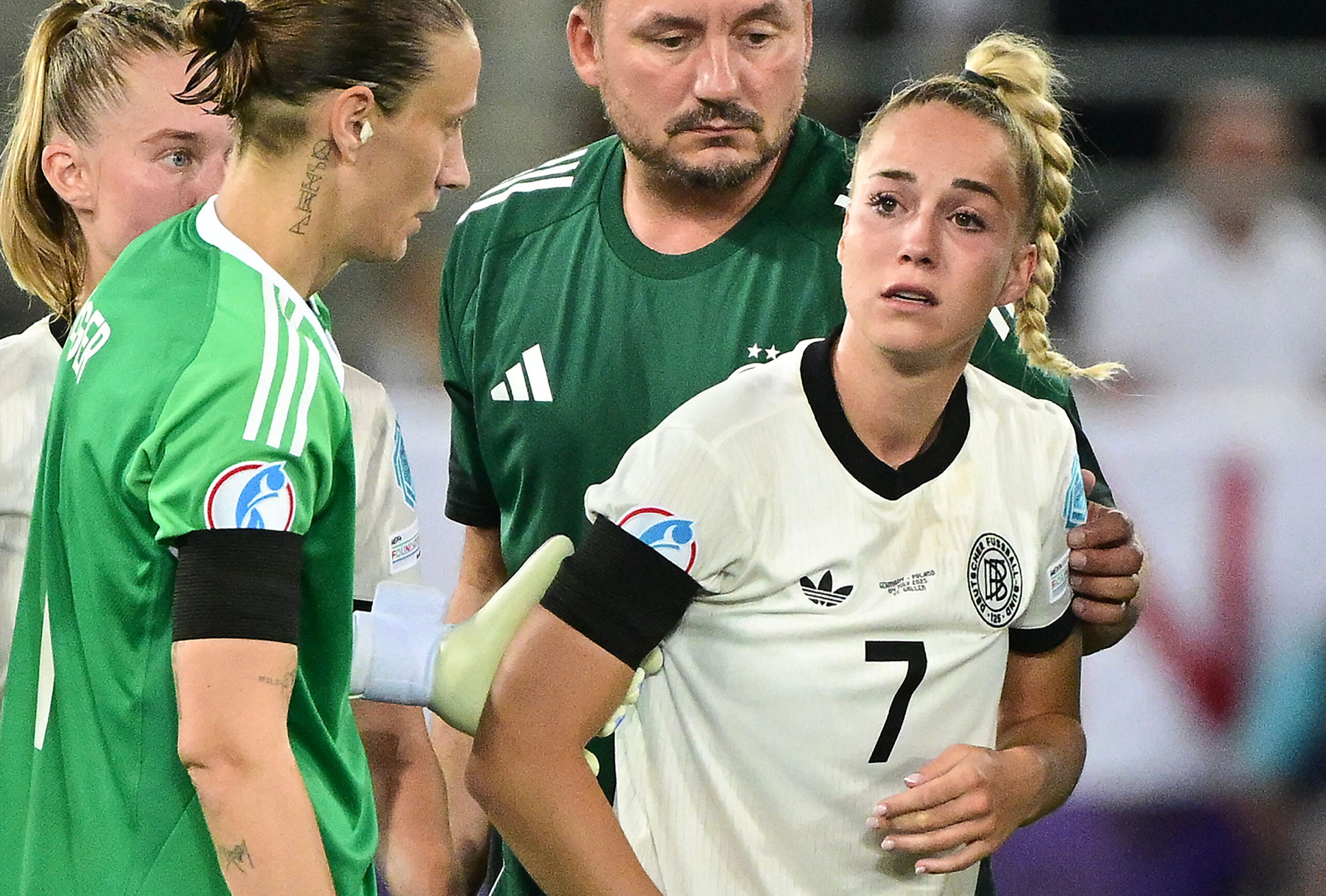 Giulia Gwinn verlässt weinend den Platz