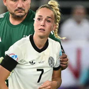 Giulia Gwinn verlässt weinend den Platz