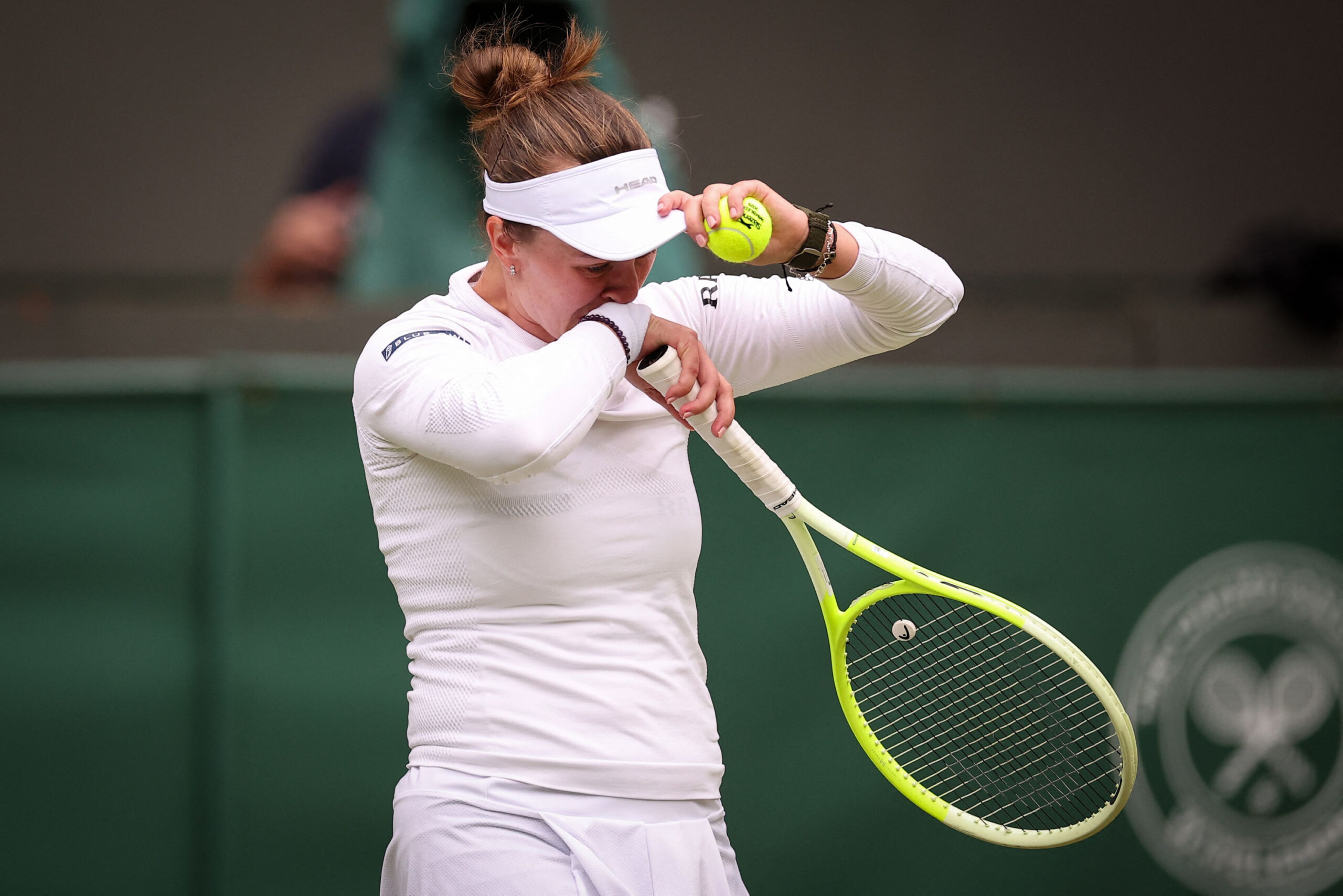 Barbora Krejcikova weint auf dem Platz