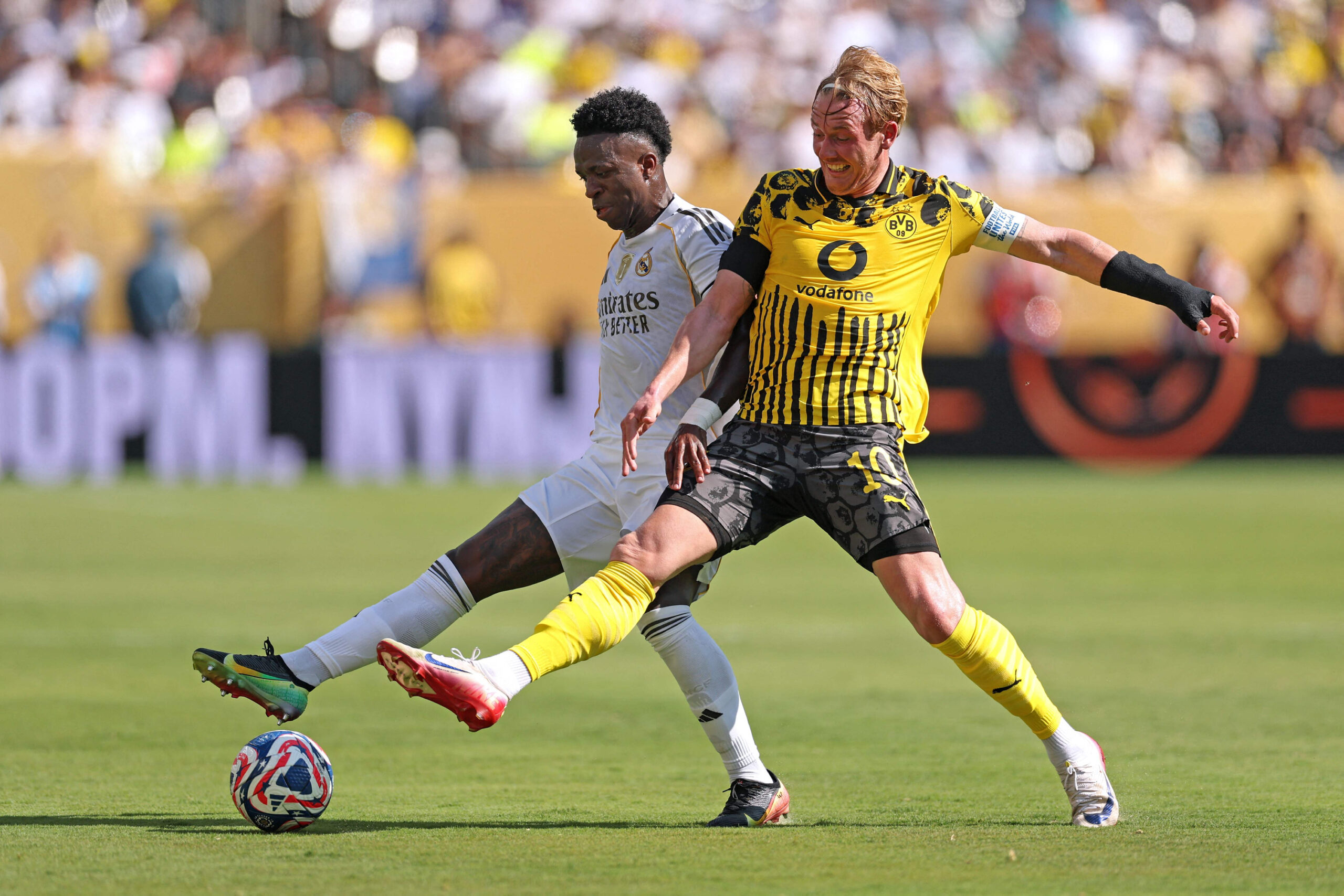 Julian Brandt im Zweikampf mit Vinicius Junior