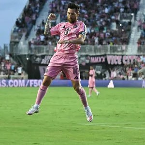 Lionel Messi bejubelt sein Freistoßtor zum 1:0.