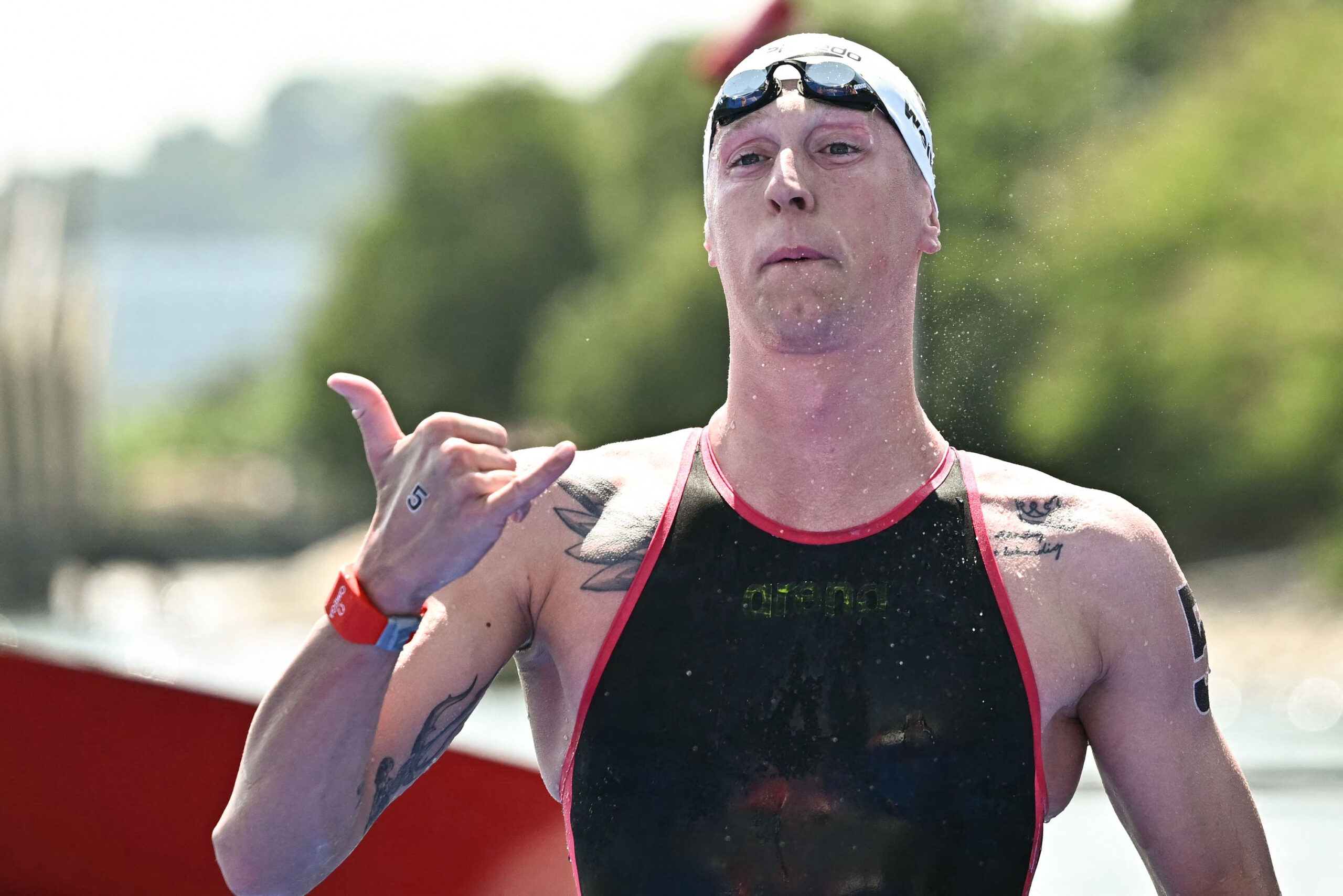 Florian Wellbrock bejubelt sein WM-Gold über 10 Kilometer
