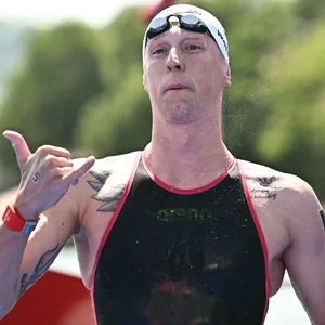 Florian Wellbrock bejubelt sein WM-Gold über 10 Kilometer
