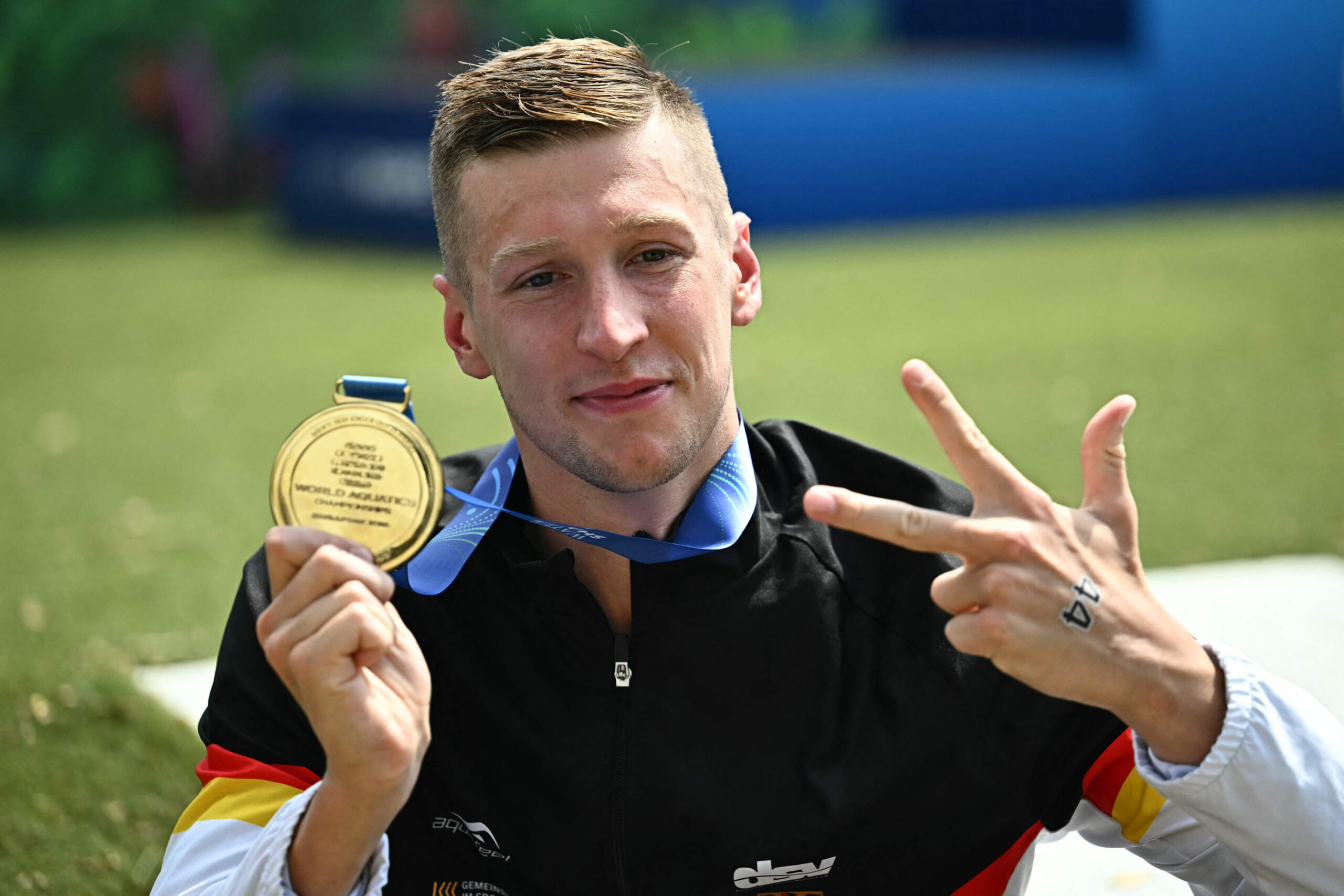 Florian Wellbrock bejubelt sein drittes WM-Gold in Singapur