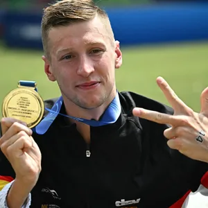 Florian Wellbrock bejubelt sein drittes WM-Gold in Singapur