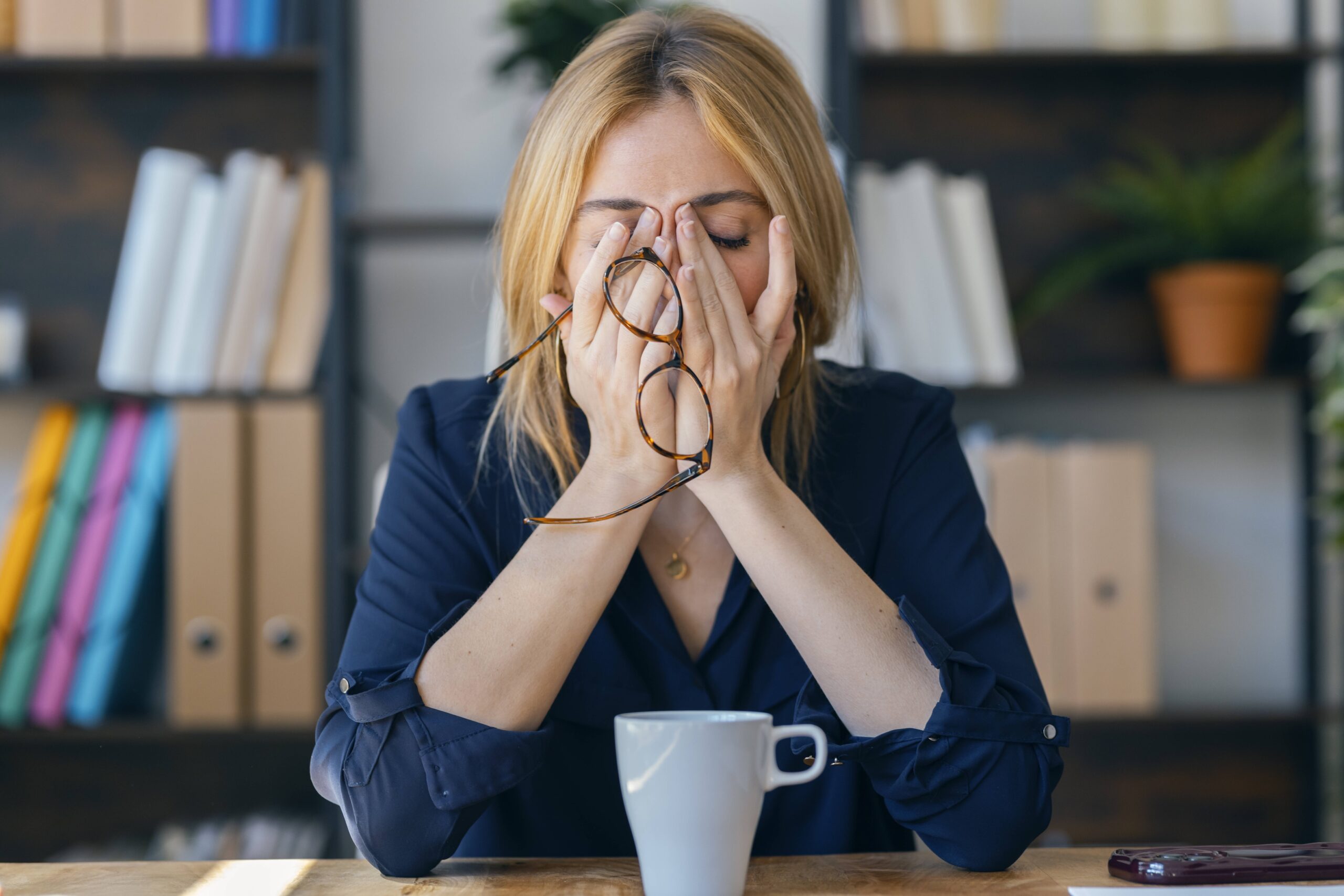 Müde während der Arbeit, Frau