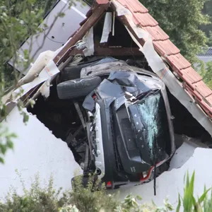 Unfall, Auto, Scheunendach