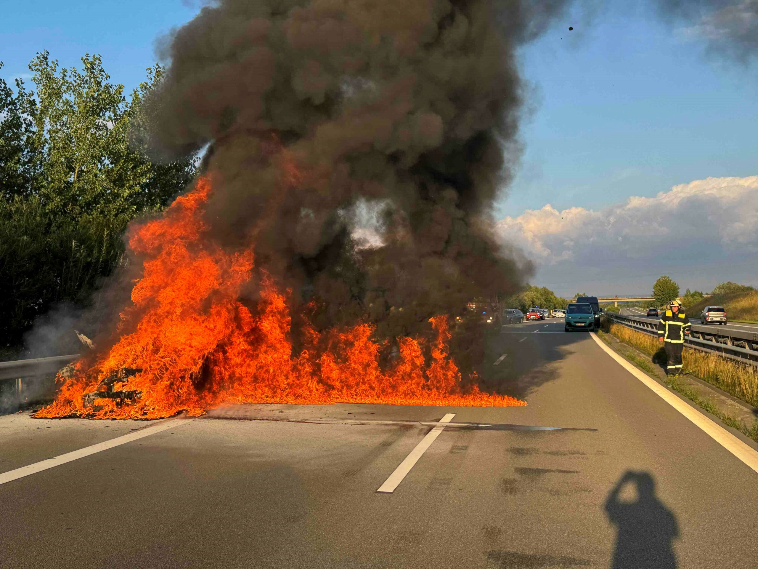 Der Wagen brannte vollständig aus. Dichter Rauch stieg über die Autobahn auf.